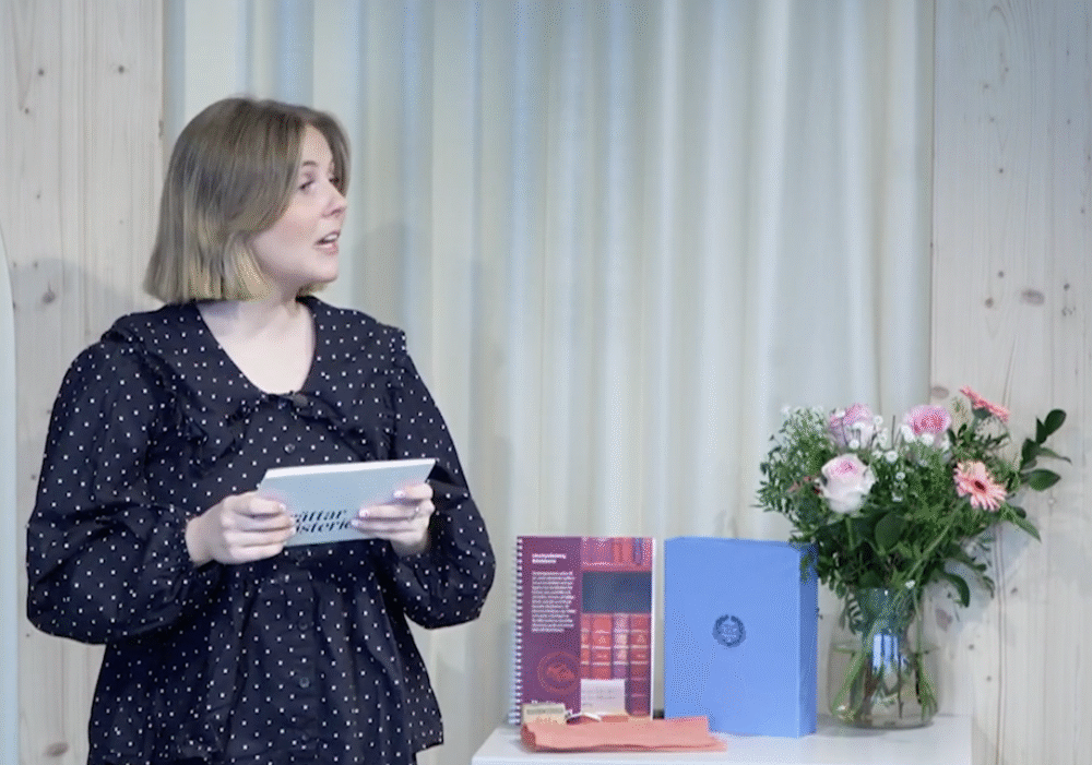 Berättarministeriets utbildningsledare talar under volontärdagen